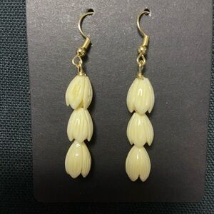3 Pikake Flowers/Hamilton Gold (New)

Closure: Ear Wire

Shipped from Hawai’i